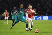 Wollen wieder für Überraschungen sorgen: Ajax mit Daley Blind, hier im Duell mit Tottenham-Stürmer Lucas Moura. (Bild: EPA)