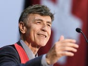 SVP-Nationalrat und Auns-Vizepräsident Luzi Stamm hat in Bern eine neue Volksinitiative zum Asylwesen vorgestellt. Demnach sollen Asylsuchende künftig in der Nähe ihrer Herkunftsländer in sogenannten Schutzzonen untergebracht werden. (Bild: Keystone/ANTHONY ANEX)