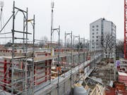 Mittelfristig werden in der Schweiz nicht weniger Wohnungen gebaut: Es gibt eine hohe Anzahl an grossen Bauprojekten in Agglomerationsräumen wie Zürich oder Genf. (Bild: KEYSTONE/GAETAN BALLY)