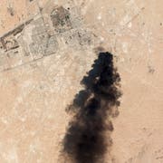 Eine Satellitenaufnahme der Gegend rund um Abkaik zeigt schwarze Rauchwolken. (Bild: EPA)