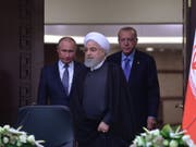 Recep Tayyip Erdogan (r), Hassan Ruhani (M) und Wladimir Putin (l) berieten am Montag in Ankara über den Syrien-Konflikt. (Bild: KEYSTONE/EPA/STR)