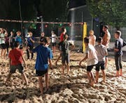 Betrieb auf dem Sandspielfeld hinter dem Schlosspark. (Bild: PD)