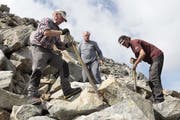Zivildienster Max Jaquenoud (rechts), Ernst und Ruedi Dubacher arbeiten am Weg zur dreifachen Kontinentalen Wasserscheide im Gotthardgebiet. (Bild: Florian Arnold, 27. August 2019)