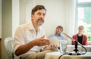 Der Thurgauer Autor Peter Stamm während seiner Lesung im alten Debrunner-Haus. (Bild: Reto Martin)