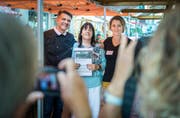 Gourmetkoch Christian Kindl und Priska Held von Agro Marketing Thurgau gratulieren Miriam Schoch zum Sieg beim Wettbewerb um die beste Thurgauer Konfitüre.Bild: Reto Martin