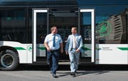Kurt Studerus (links, Leiter Bildung ZVB) und der ZVB-Unternehmensleiter Cyrill Weber steigen aus dem Elektrobus. (Bild: Maria Schmid, Zug, 16. September 2019)