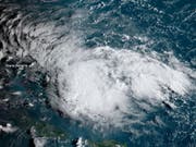 Der Tropensturm «Humberto» hat bereits die Stärke eines Hurrikans erreicht und stürmt über den Bahamas. (Bild: KEYSTONE/EPA NOAA/NOAA HANDOUT)
