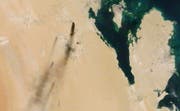 Die Angriffe haben Saudi-Arabien schwer getroffen, selbst aus dem All sind die Rauchsäulen zu sehen. (Bild: EPA)