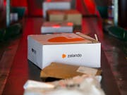 Der Grossaktionär vom deutschen Versandhändler Zalando macht am Montag einen Teil seiner Aktien zu Geld. (Bild: KEYSTONE/PETER KLAUNZER)