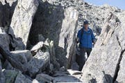 Paul Dubacher auf dem Wanderweg zur Wasserscheide. (Bild: Florian Arnold, 27. August 2019)