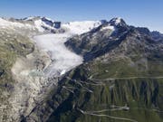 Der Klimawandel lässt nicht nur den Rhonegletscher schmilzen. Die Gletscher-Initiative will deshalb die Treibhausgasemissionen der Schweiz bis 2050 auf Null senken. (Bild: Keystone/ALESSANDRO DELLA BELLA)