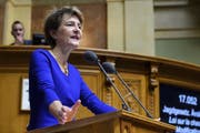 Geld verwelkt nicht: Simonetta Sommaruga hält nichts von Hurters Forderungen. (KEYSTONE/Anthony Anex)