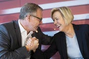 Keiner ist schuldig. Wer aber ist verantwortlich? Monika Ribar, SBB-Verwaltungsratspräsidentin, und Andreas Meyer, Konzernchef, an der Medienkonferenz, wo Meyer seinen Rücktritt ankündigte. (Bild:Keystone/Peter Klaunzer)