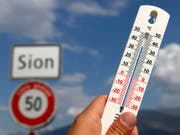 In Sitten hat es am Montag noch einen Hitzetag gegeben: Das Thermometer zeigte 30,2 Grad. (Bild: KEYSTONE/JEAN-CHRISTOPHE BOTT)