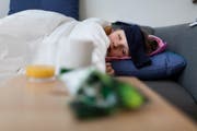 Das Kindeswohl hat Vorrang – auch wenn die Krankenkassenprämien nicht bezahlt sind: Das geht aus der Antwort des Bundesrats hervor. (Bild: KEYSTONE/Gaetan Bally)