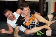 Am Samstag wird Pascal Brändle bei seinem ersten internationalen MMA-Kampf noch härter als beim Ringen angefasst. (Bild: Urs Huwyler)