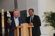 Patrick Hug überreicht CVP-Präsident Gerhard Pfister Schaumwein aus Arbon. (Bild: Hedy Züger)