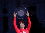 Primoz Roglic stemmt in Madrid den Siegerpokal der Vuelta in die Höhe (Bild: KEYSTONE/AP/MANU FERNANDEZ)
