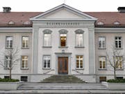 Vor dem Bezirksgericht in Bülach ZH werden zwei Mordtaten verhandelt. Die Anklägerin beantragt lebenslänglich für alle drei Beschuldigten und zudem Verwahrung für den Hauptangeklagten. (Bild: Keystone/WALTER BIERI)
