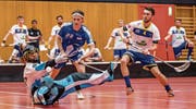 Luzerns Julian Lingg (Mitte) scheitert an Konolfingens Torhüter Thomas Fankhauser (links). Bild: Philipp Schmidli (Meggen, 14. September 2019)