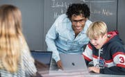Der irakische Schriftsteller Usama Al Shahmani gibt einem Schüler Tipps beim Schreibprozess. (Bild: Andrea Stalder)