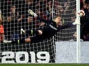 Marc-André ter Stegen fliegt durch die Luft und macht eine Chance des Gegners zunichte. In Barcelona ein gewohntes, in der Nationalmannschaft ein ungewohntes Bild. (Bild: Keystone)