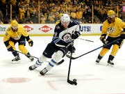 Der finnische NHL-Star Patrik Laine trainiert derzeit beim SC Bern (Bild: KEYSTONE/AP/MARK HUMPHREY)