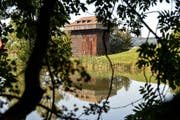 Blick über den einen der Burgweier zum Tröckneturm. Der 1828 erstellte Holzturm ist ein wichtiger Zeuge der Stadtsanktgaller Textilgeschichte: Aussen und innen wurden hier einst Stoffbahnen, die in der benachbarten Färberei bearbeitet worden waren, zum Trocknen aufgehängt. (Bild: Hanspeter Schiess - 16. September 2019)