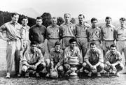 Trainer Rudi Gutendorf (stehend links) und seine Luzerner Cupsieger-Mannschaft von 1960 mit Captain Paul Wolfisberg (mit dem Pokal). (Bild: PD)