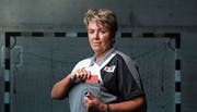 Für Respektlosigkeiten gibt es bei Handball-Schiedsrichterin Violeta Ettlin nur eines: die rote Karte. (Bild: Dominik Wunderli,Sarnen, 13. September 2019)