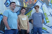 Verfolgen seit fünf Jahren das Ziel, beim Jugendhaus am Marktplatz Werdenberg einen Funtrack für Velofahrer zu erstellen: (von links) Arsim Hajdarevic, Lucca Carangelo, Luk Schönenberger. Bild: Katharina Rutz