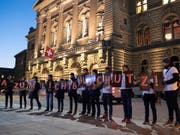 Fotografinnen und Fotografen anlässlich einer Aktion vor einer Debatte zum Urheberrecht. Nach vielen Debatten haben sich National- und Ständerat nun geeinigt. (Bild: KEYSTONE/PETER SCHNEIDER)