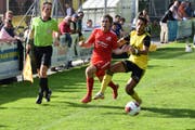 FCA-Spieler Marco Asaro setzt sich im Zweikampf durch. (Bild: Ronny Arnold, 15. September 2019)