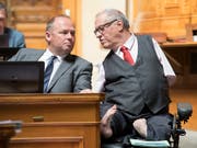 Der Thurgauer CVP-Nationalrat Christian Lohr (rechts) ist als Direktbetroffener die Gallionsfigur für die Durchsetzung von Anliegen von Menschen mit einer Behinderung auf politischer Ebene. Lohr kandidiert am 20. Oktober für eine dritte Amtsperiode als Nationalrat. (Bild: KEYSTONE/ANTHONY ANEX)