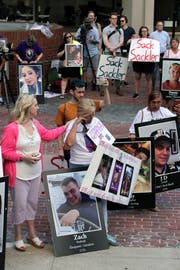 Ein Protest gegen Purdue Pharma vor einem Gericht in Boston, wo sich das Unternehmen wegen seiner Rolle in der nationalen Opioid- Krise verantworten musste. (Bild: Charles Krupa/Keystone (2. August 2019))