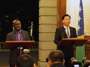 Noch vor einer Woche gaben Taiwans Aussenminister Joseph Wu (r) und der Aussenminister der Salomonen, Jeremiah Manele, eine gemeinsame Medienkonferenz in Taipei. Nun haben die Salomonen diplomatische Beziehungen mit der Volksrepublik China aufgenommen. (Bild vom 9. September) (Bild: KEYSTONE/EPA TAIWAN PRESIDENTIAL OFFICE/TAIWAN PRESIDENT)