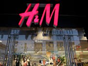 Scharfer Wettbewerb in der Modebranche: Etwa im Online-Vertrieb hinkte H&M in den vergangenen Jahren hinterher. (Bild: KEYSTONE/AP/MARK LENNIHAN)