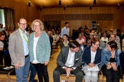 Dürfen stolz sein: Schulpräsident Linus Köppel und seine Vorgängerin Susanna Koller Brunner in der neuen Aula des Schulhauses Bächelacker. (Bild: Christoph Heer)