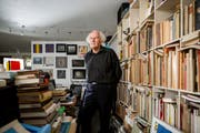 Walter Labhart zwischen Büchern, Noten Klavier und Kunst am 12. September 2019 . (Sandra Ardizzone)