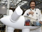 Der deutsche Designer Luigi Colani, hier 2009 auf der Hannover Messe an einem Model eines Windrades des Windanlagenherstellers Avantis Energy, ist am 16. September 2019 im Alter von 91 Jahren gestorben. (Bild: Keystone/AP/JOERG SARBACH)
