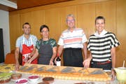 Die Ehepaare Ronnie und Lilli Hollenstein und Ueli Schärer mit Barbara Broger (von links) mit dem Churfirsten-Brot und dem Tagesmotto «Kulinarik trifft Kunst». (Bild: Adi Lippuner)