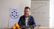 Autor Thomas Meyer in seinem «Bekennervideo» - in dem er als «Agent» Herschel Schreibwut seine Mission erklärt. (Screenshot: youtube)