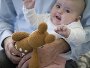 Krabbeln, Plappern, Zusammenhänge erkennen. Babys und Kinder machen laufend Fortschritte in ihrer Entwicklung. Eine App liefert fundiertes Wissen dazu und hilft zugleich der Forschung. (Bild: Keystone/GAETAN BALLY)
