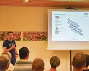 Andreas Brühlmann vom Jugenddienst der Kantonspolizei St.Gallen erläutert den anwesenden Eltern in Mosnang die Eigenschaften beliebter Apps und deren Gefahren. (Bild: Timon Kobelt)