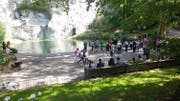 Auf der Grünfläche wird das Podest eingerichtet. (Bild: Stadt Luzern)