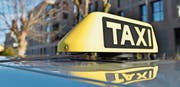 Fahrzeuge von Taxifahrern zeichnen sich durch gelbe Täfelchen auf dem Dach aus. (Bild: Max Eichenberger (9. Januar 2018))