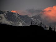 Mehr als 300 Touristen sitzen wegen schlechten Wetters seit fünf Tagen in einem kleinen Dorf in der Nähe des Mount Everests fest. Die meisten Flüge des nahe gelegenen Flughafens in Lukla sind gestrichen worden. (Bild: KEYSTONE/AP/TASHI SHERPA)