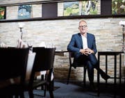 Peter Hegglin in einem seiner Lieblingslokale – dem Hotel und Restaurant Ochsen in Menzingen.Bild: Stefan Kaiser (15. Juli 2019)