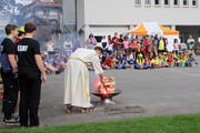 Die Ministranten beobachten das Entfachen des Feuers. (Bild: PD)