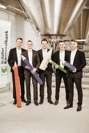 Das siegreiche Projektteam aus dem Rheintal freut sich über seinen Erfolg, von links: Pascal Koller (St. Gallen, Projektleiter), Adel Fazlic (Altstätten), Yves Grundlehner (St.Margrethen), Matthias Bleiker (Kriessern), Benjamin Hasler (Altstätten). (Bild: pd)
